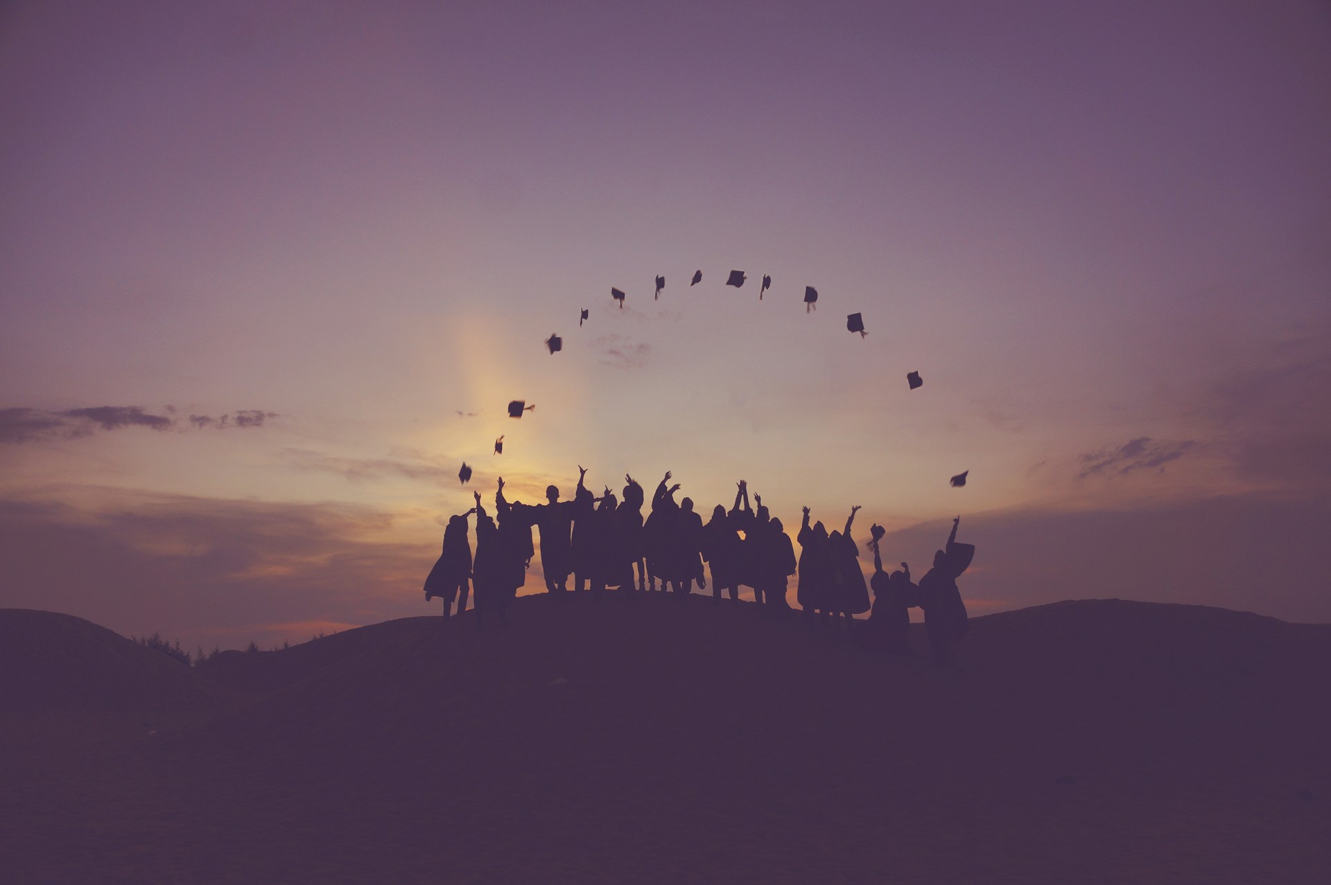 Reconocimiento a la Excelencia Educativa y Apoyo a los Nuevos Talentos: Premios y Becas en el Ámbito Educativo
